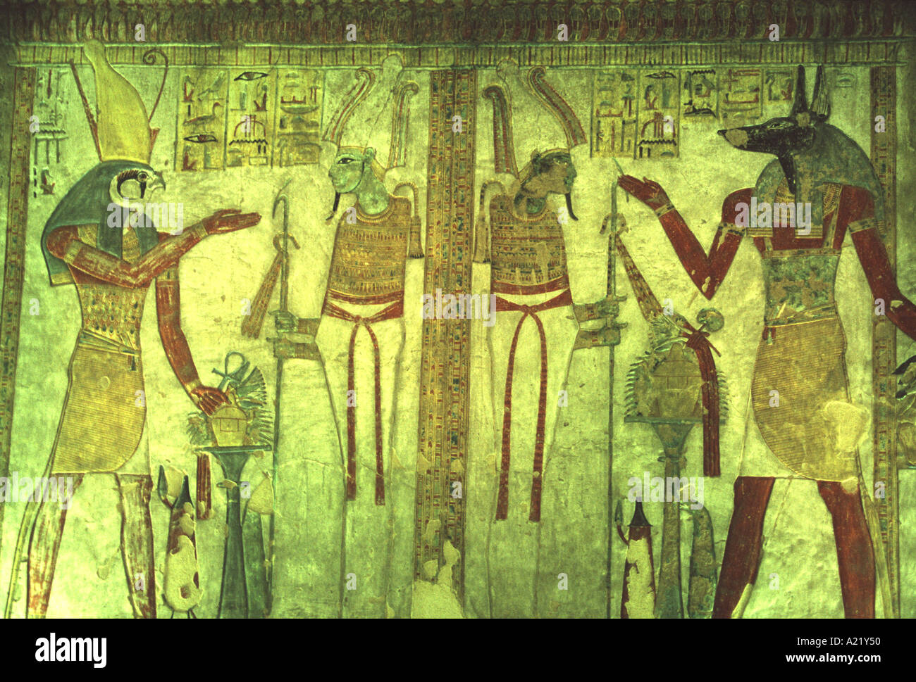 Parete dipinta sollievo nella tomba di Tuthmosis 1 Valle dei Re Luxor Egitto Foto Stock