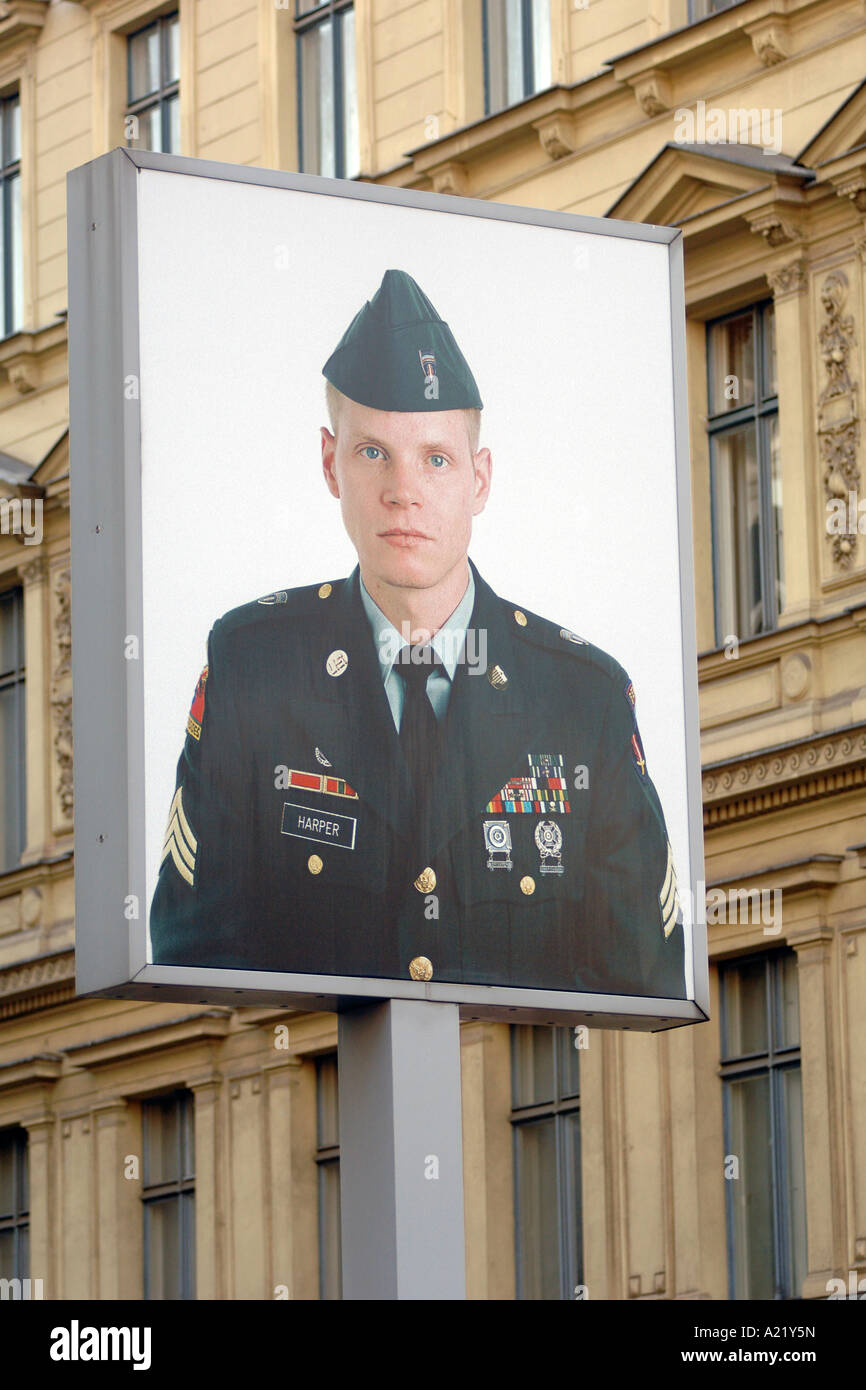 Manifesto commemorativo del soldato americano al Checkpoint Charlie di Berlino. Foto Stock