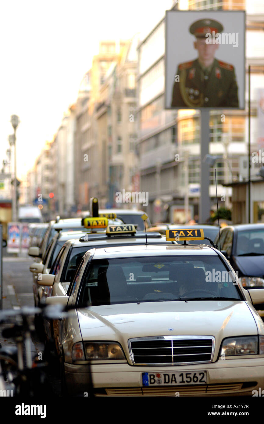 I taxi al Checkpoint Charlie, commemorativo del punto di controllo in cui il confine utilizzati per essere tra Berlino Ovest e Berlino est nella Repubblica federale di Germania Foto Stock