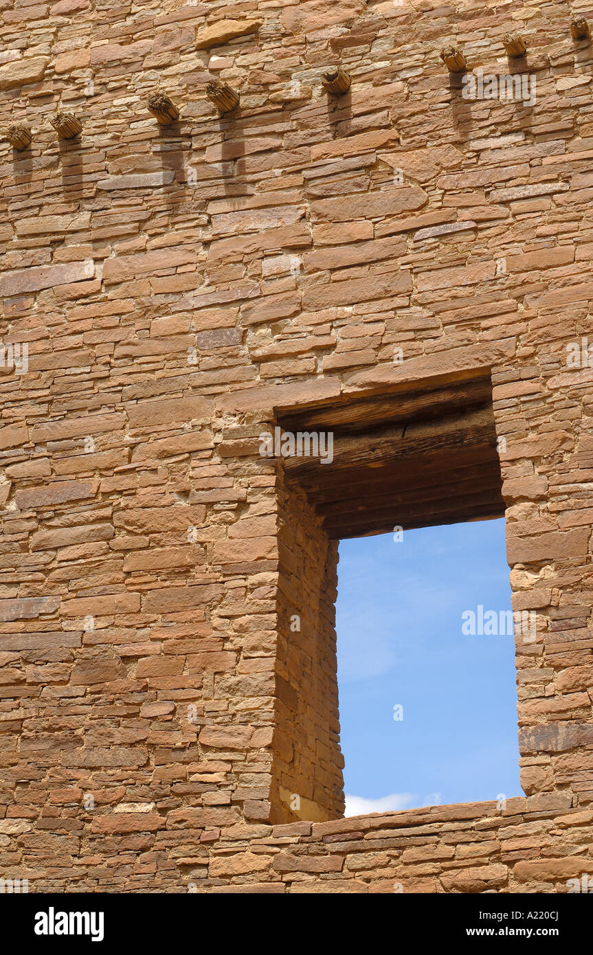 Chaco Canyon in New Mexico Chaco Culture National Historic Park Pueblo Bonito che mostra il livello superiore di porta e legno vigas Foto Stock