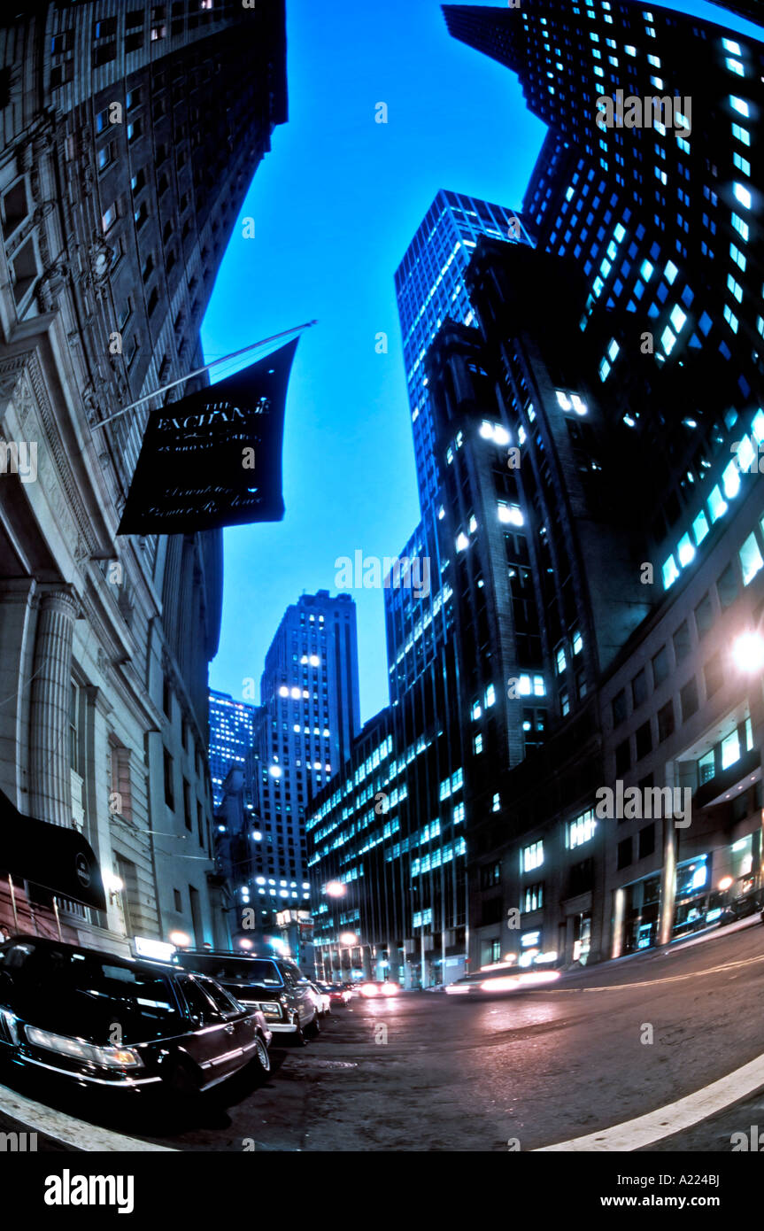 New York, New York, USA, area "Wall Street" "Street Scene" verticale illuminato al Night Broad Street Glass grattacieli edifici per uffici, attività di metafore Foto Stock