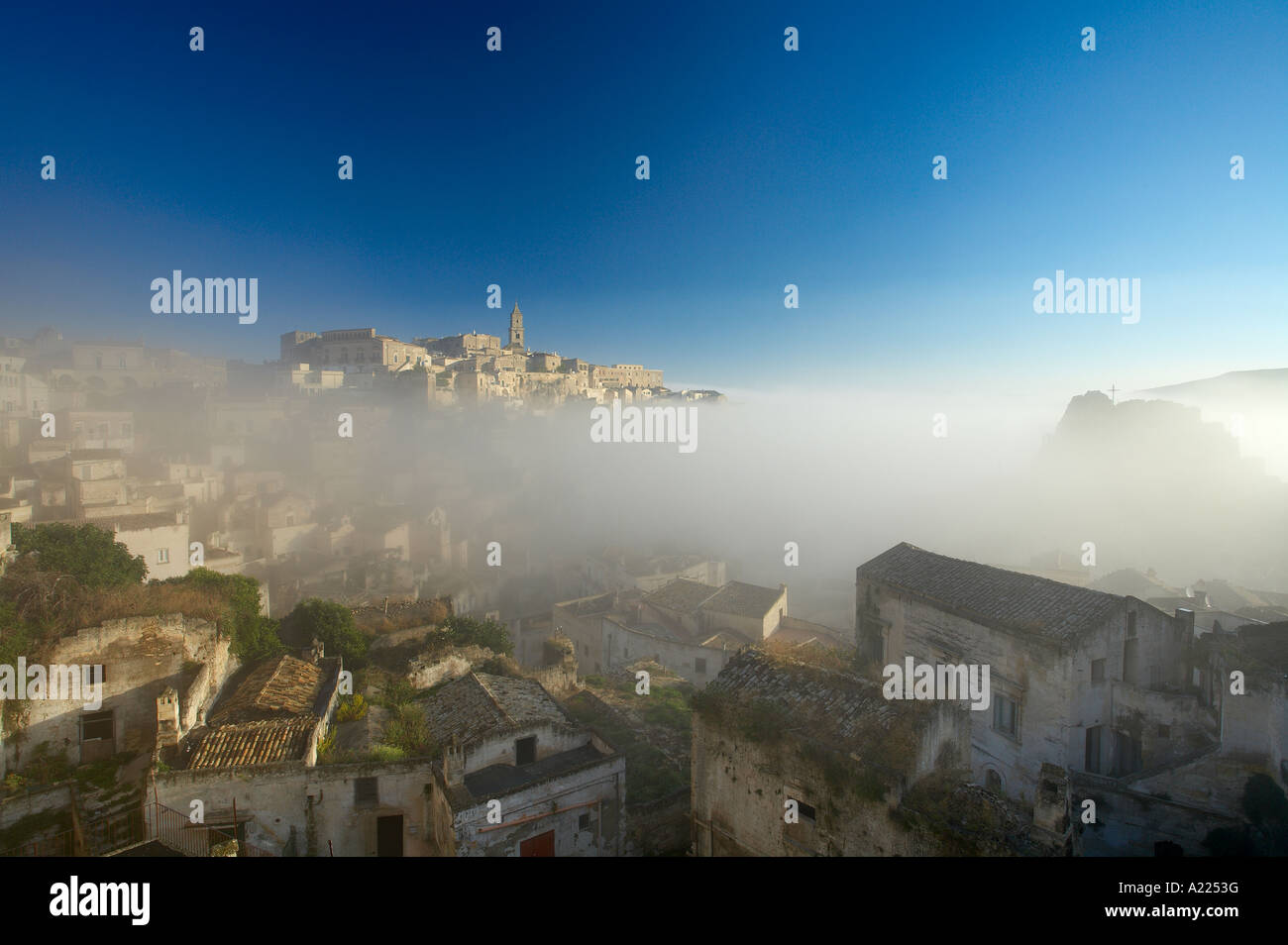 La nebbia di mattina turbinano intorno Matera Patrimonio mondiale dell UNESCO Basilicata Italia NR Foto Stock