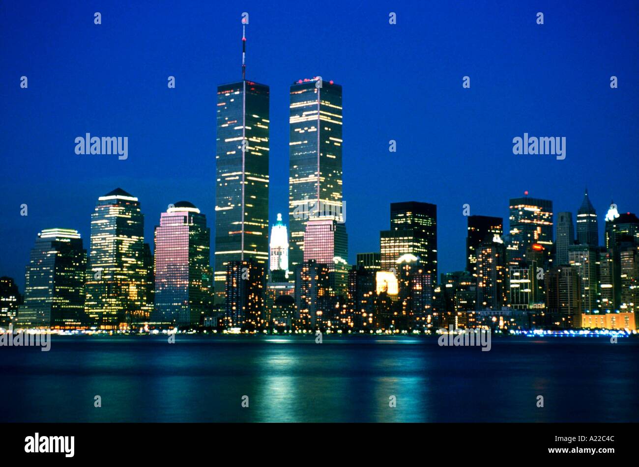 Skyline di Manhattan e le Torri Gemelle illuminate al tramonto New York City USA J Greenberg Foto Stock