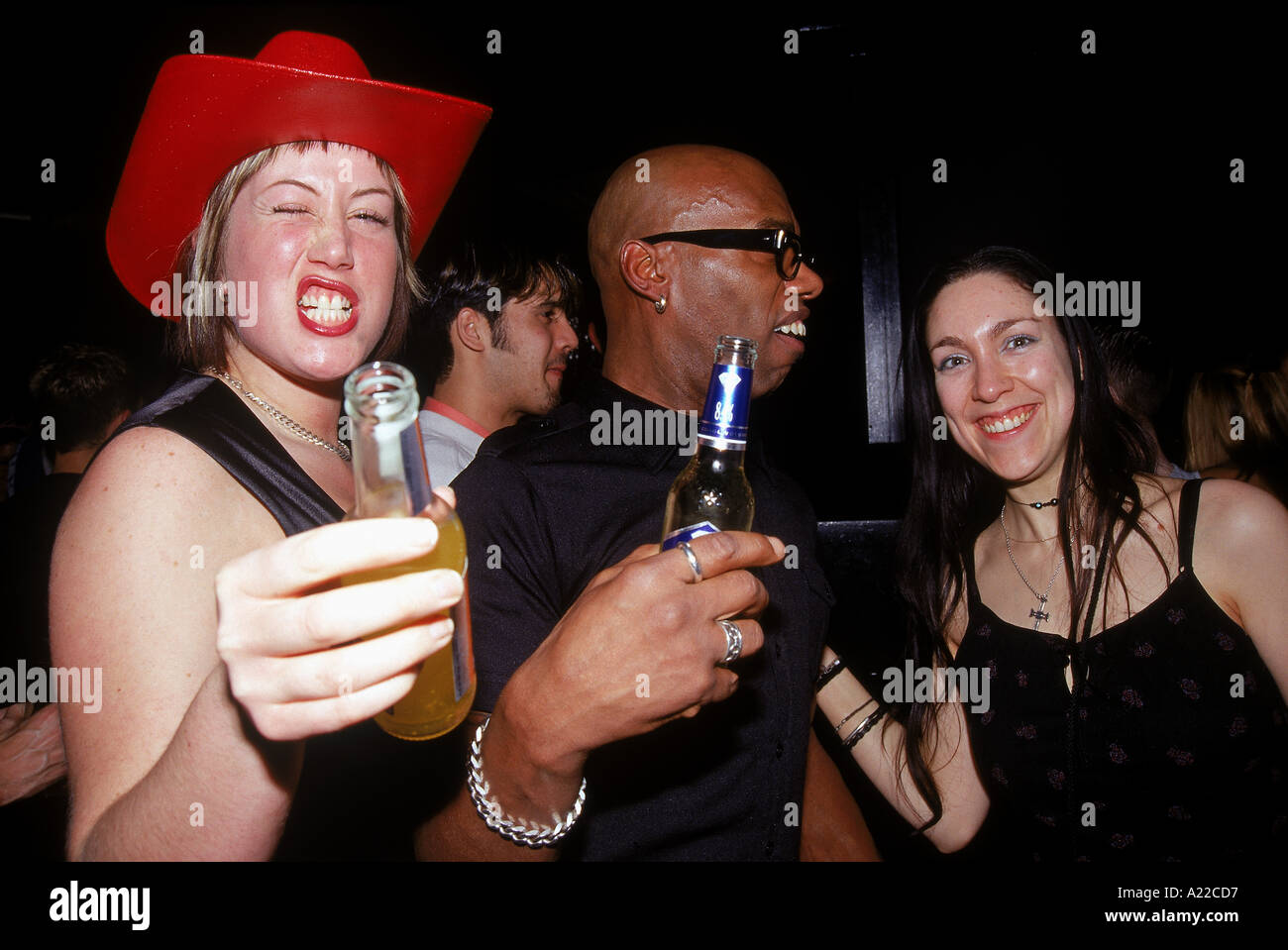 In prossimità di persone a bere in un club Brighton Inghilterra UK J Brouard Foto Stock