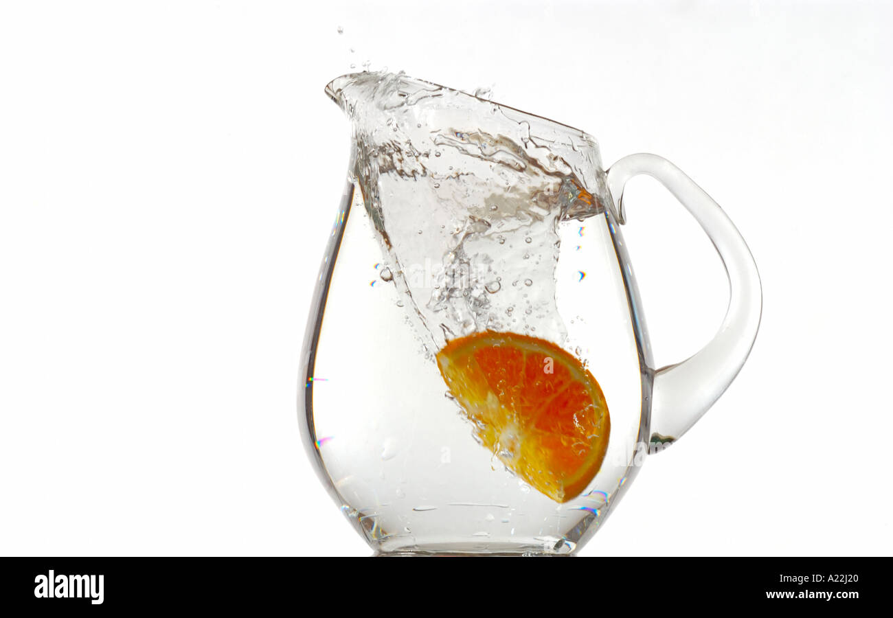 Orange cade in acqua brocca Foto Stock