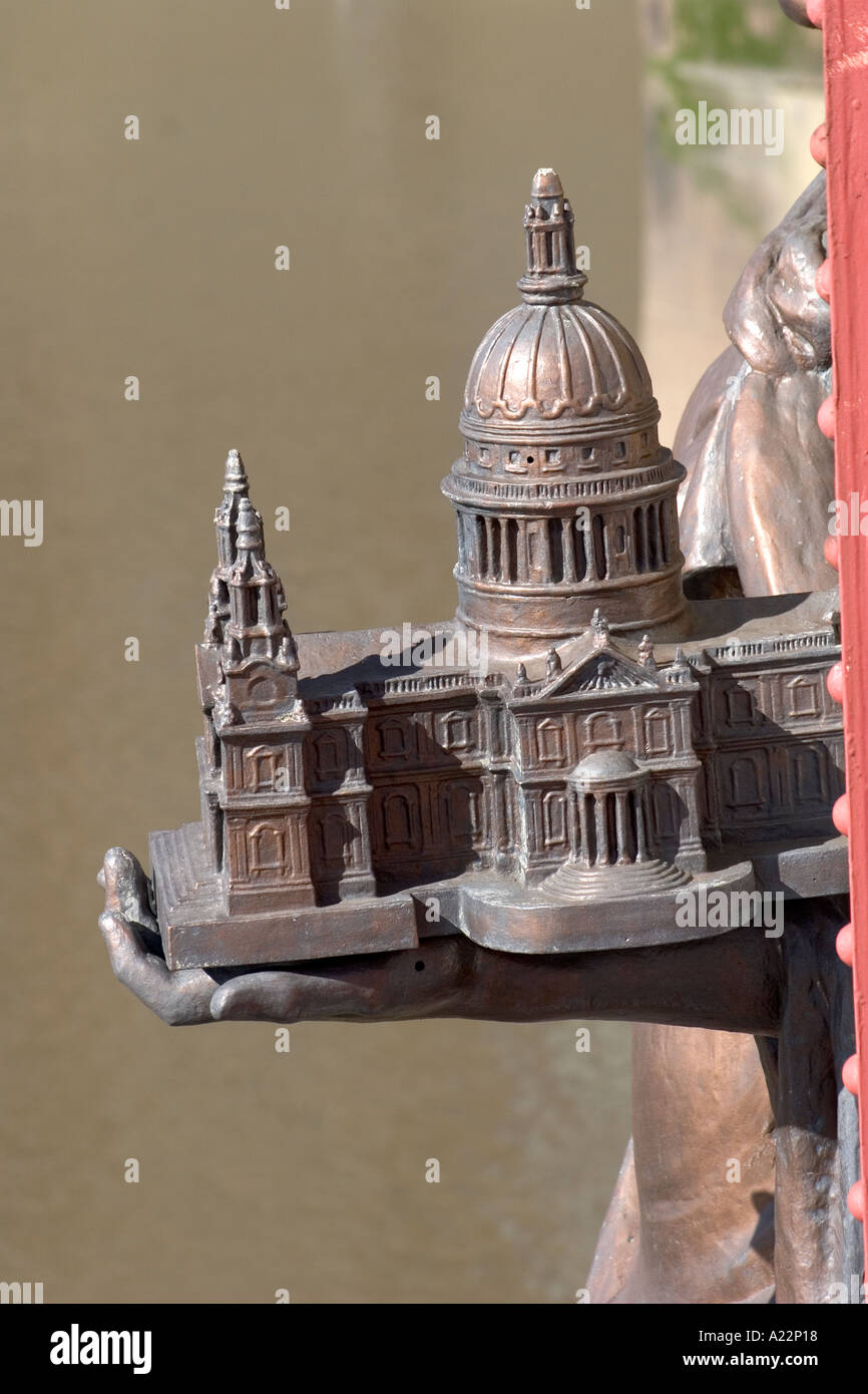 Modello di St Pauls Cathedral su Vauxhall Bridge Londra Inghilterra REGNO UNITO Foto Stock