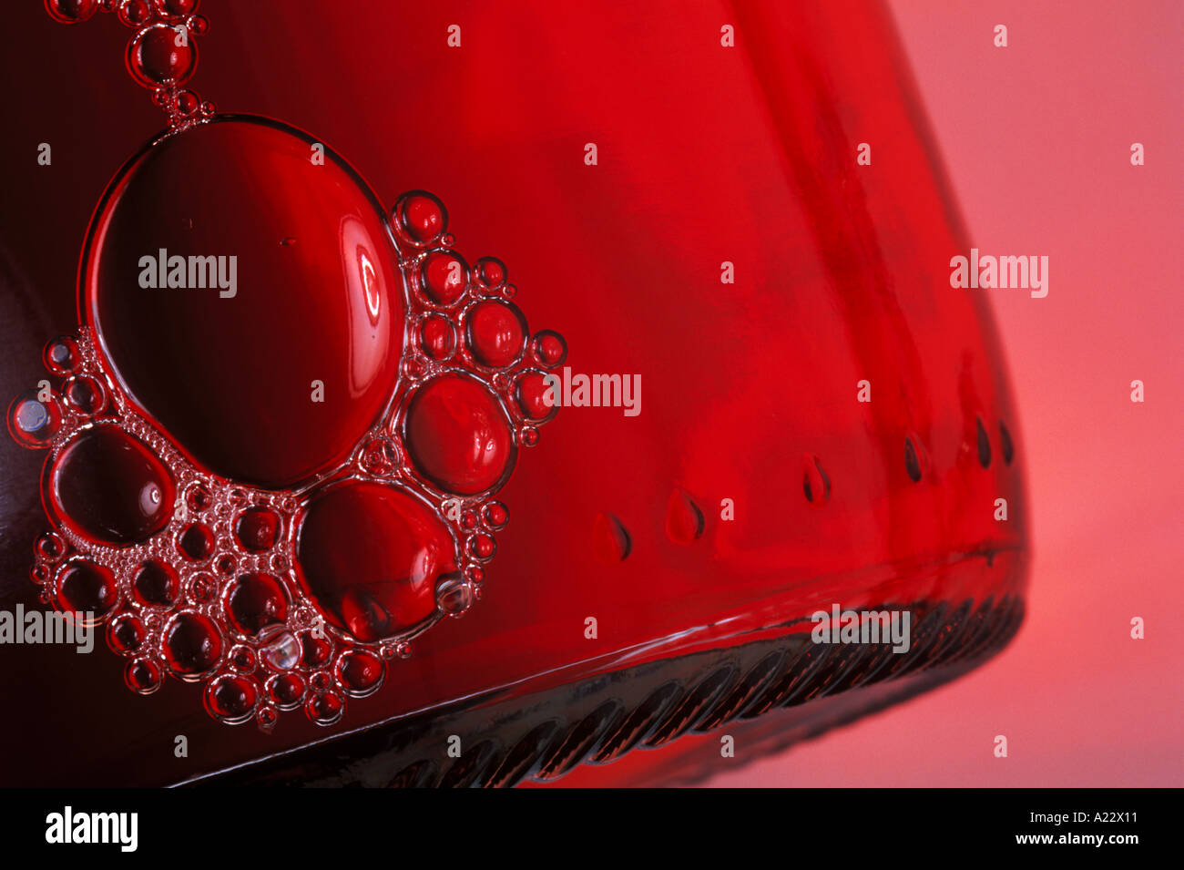 Abstract di vino rosso di bolle in una bottiglia Foto Stock