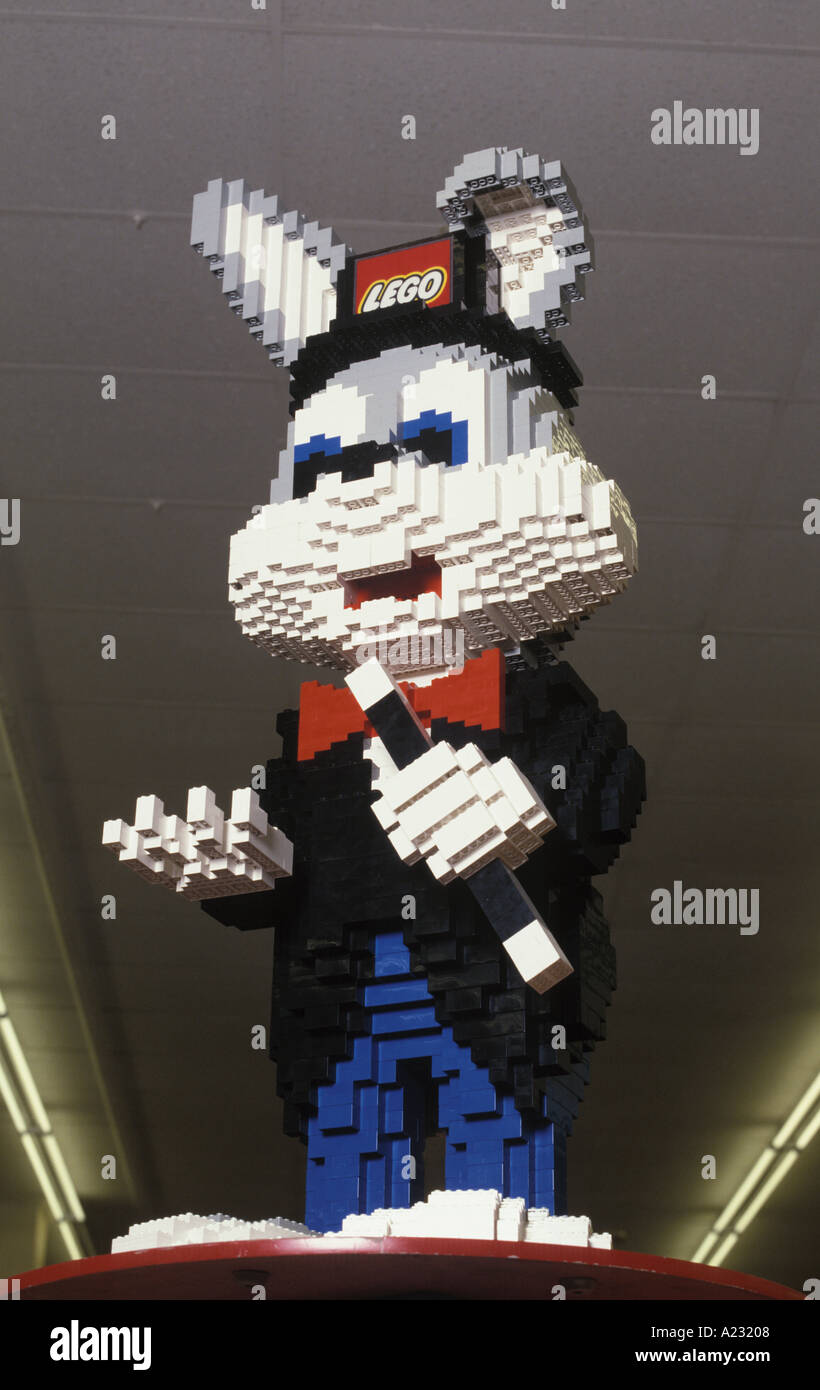 Grande coniglio Lego visualizzato in un supermercato Foto Stock