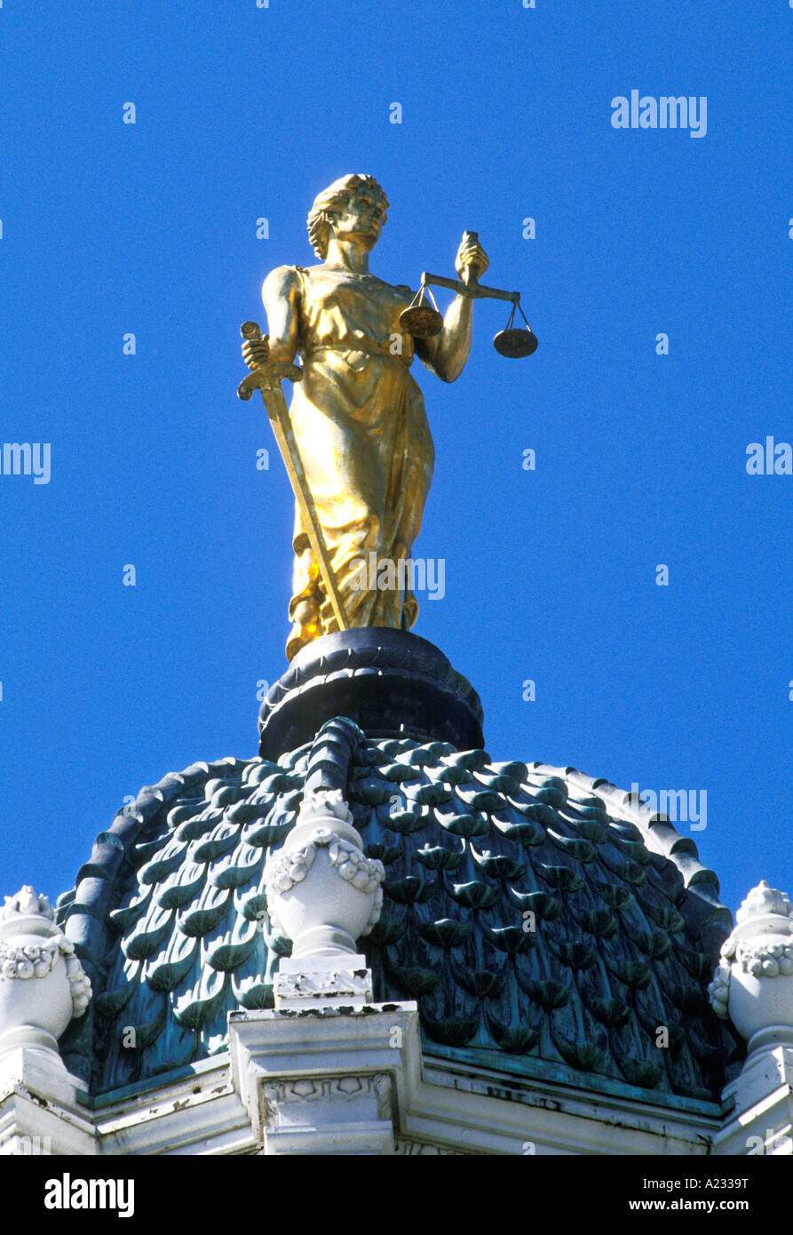 New York City Scales of Justice in cima alla Kings County Court House nel Borough of Brooklyn NYC USA. Lady Justice primo piano, figura piena. Foto Stock