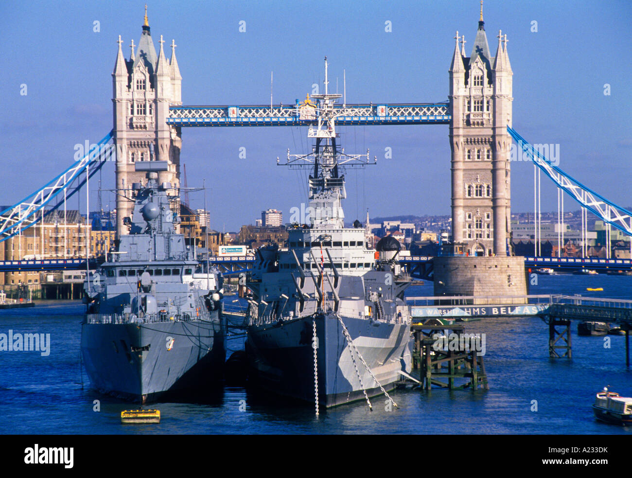 Il Tower Bridge storico di Londra e le navi da guerra navali britanniche sul Tamigi. Marina reale britannica. Landmark Landscape Foto Stock