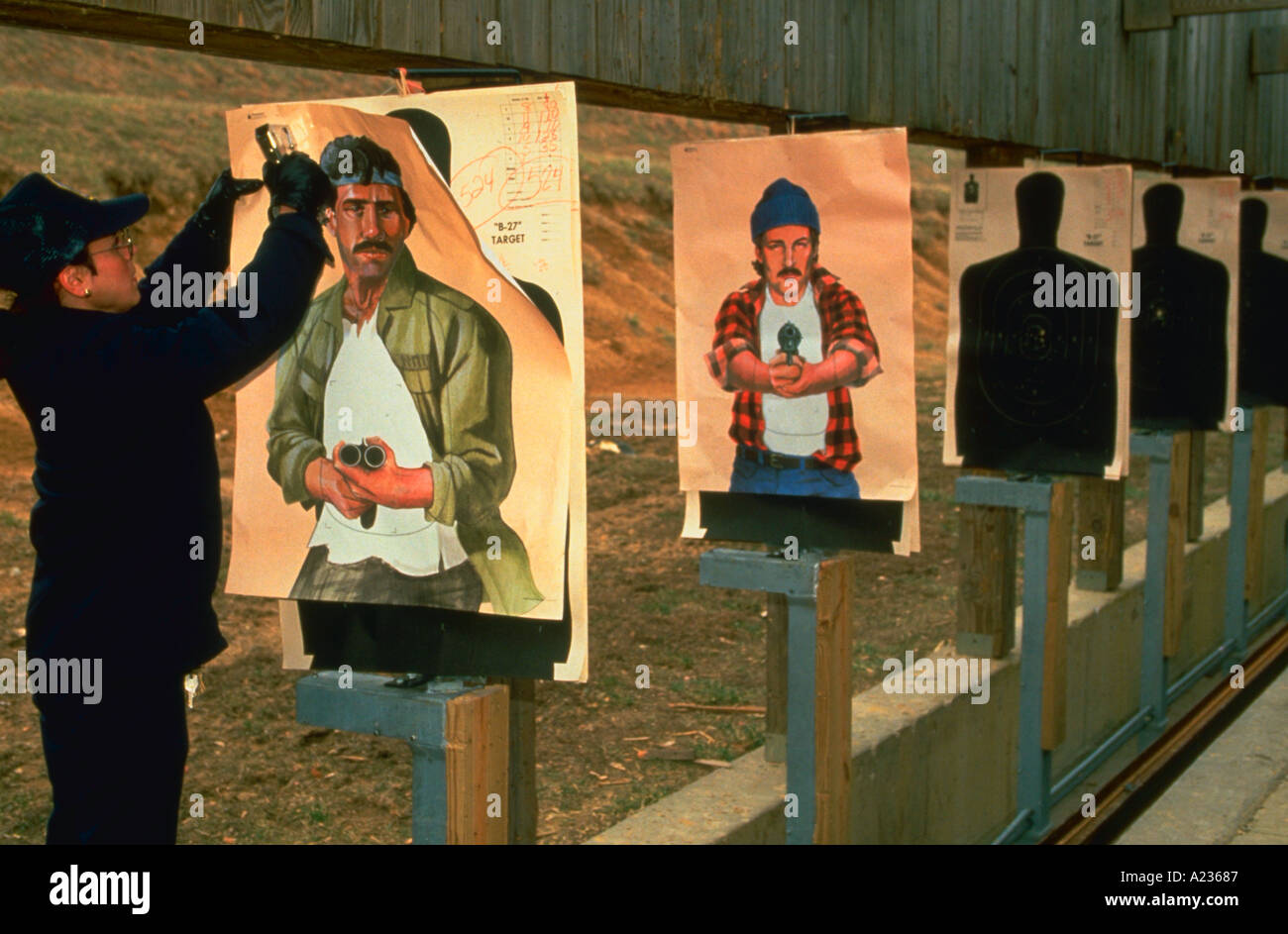 La preparazione di bersagli alla polizia un poligono di tiro in Virginia Foto Stock