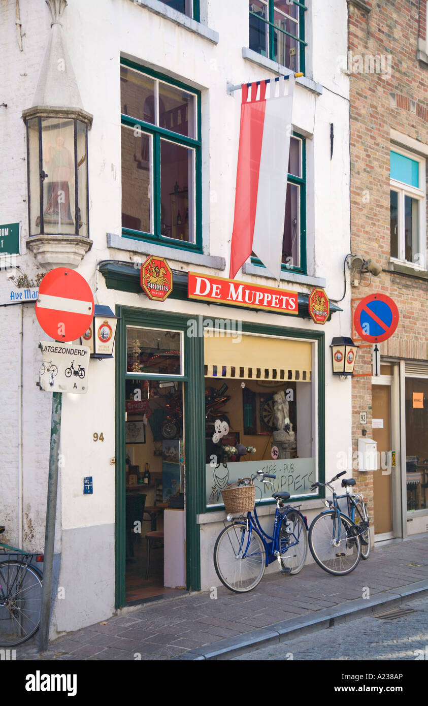 Caffetteria locale pub De Muppets Langestraat Bruges Belgio Foto Stock