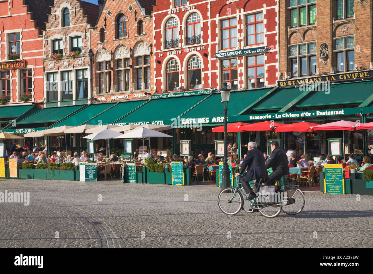 Ristoranti a Markt la vecchia piazza del mercato nel centro di Bruges Belgio Foto Stock