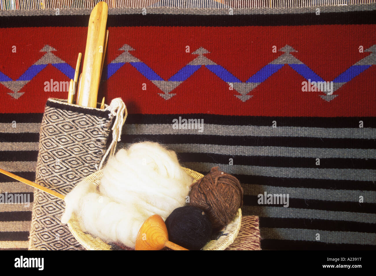 Navajo rug di lana e di strumenti per la tessitura Navajo Indian Reservation Shiprock New Mexico Foto Stock