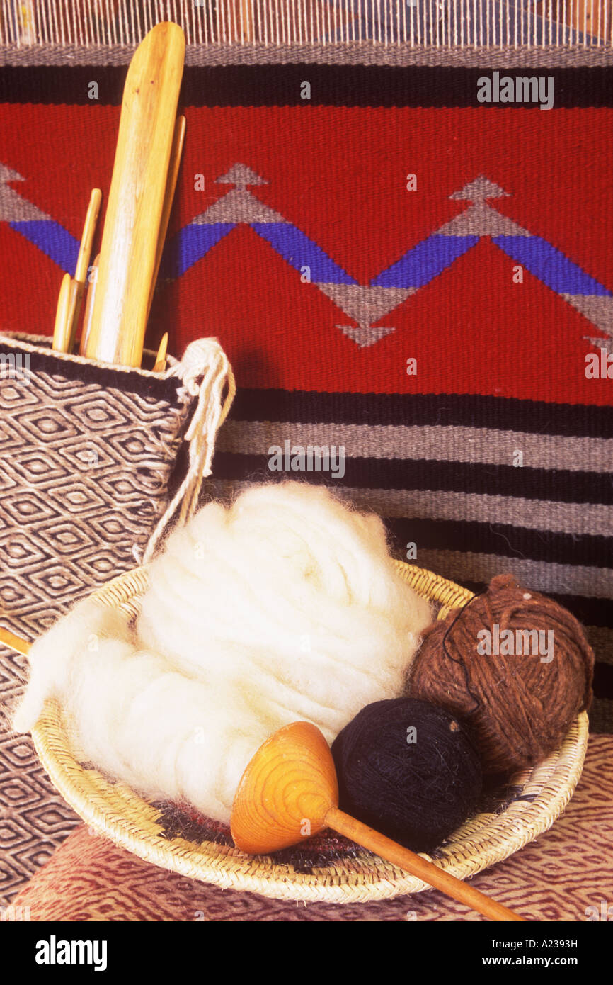 Indiano Navajo rug di lana e di strumenti per la tessitura Navajo Indian Reservation Shiprock New Mexico Foto Stock