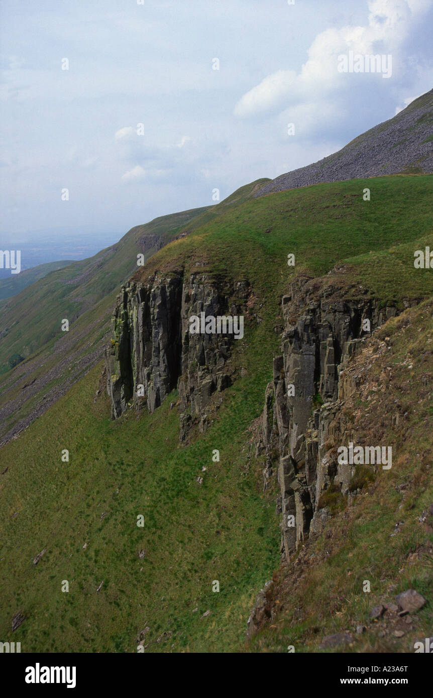 Ghiaione e ripidi fianchi della valle alta Cup Nick, Cumbria, Inghilterra Foto Stock
