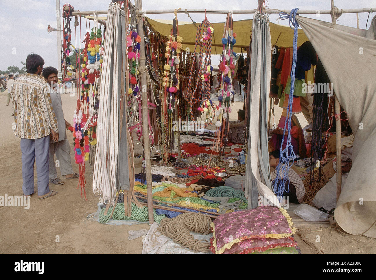 Complementi colorati per cammelli presso la fiera principale lane a Pushkar. Ajmer, Rajasthan, India. Foto Stock