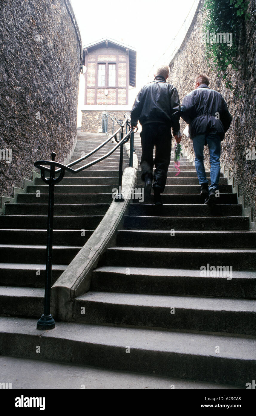 Parigi Francia, Gay Male Couple, Men Walking Away, Up, Climbing, scalinata al 'Pere Lachaise Cemetery' scale all'aperto Foto Stock