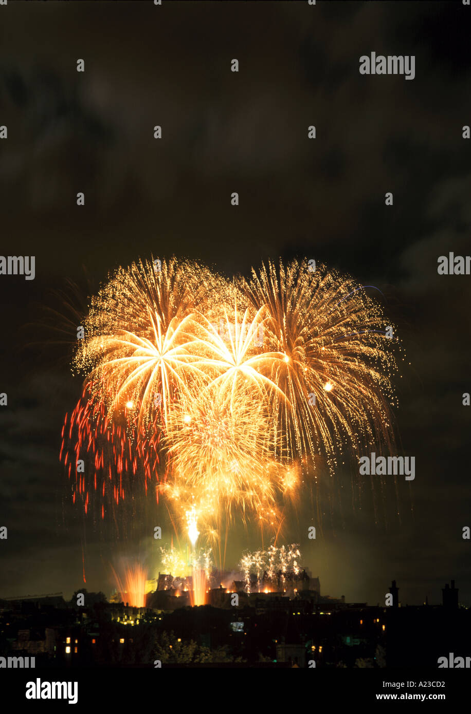 Fuochi d'artificio sul castello di Edimburgo vedere anche un23CD0 A23CD1 A23CD3 Foto Stock