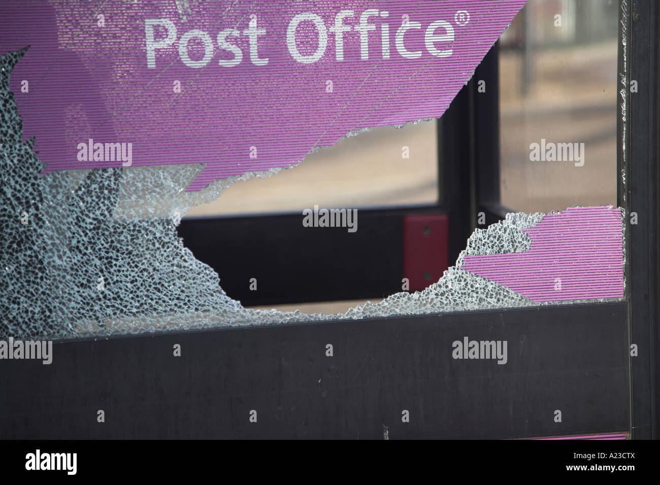 Soggetto ad atti vandalici casella telefono con fracassato il pannello di vetro Foto Stock