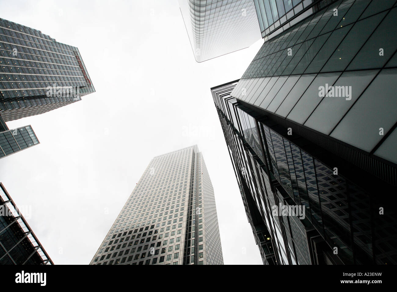 Un skyward vista di un moderno ed alto edificio di edifici di uffici nella zona business della città capitale di Londra. Foto Stock