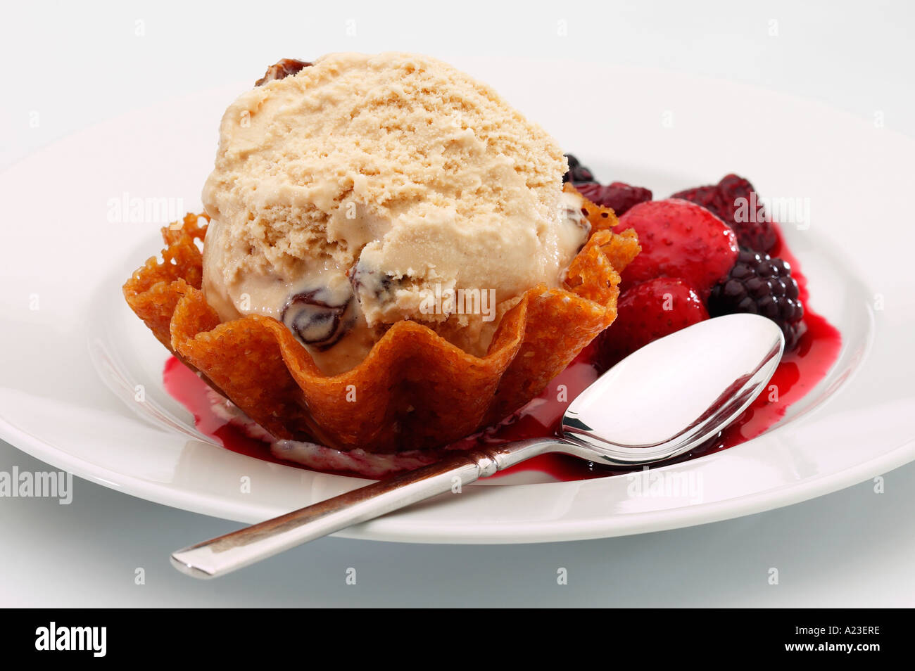 Il Rum n'uvetta gelato nel brandy snap Cesto di Fragole Lamponi &more Foto Stock