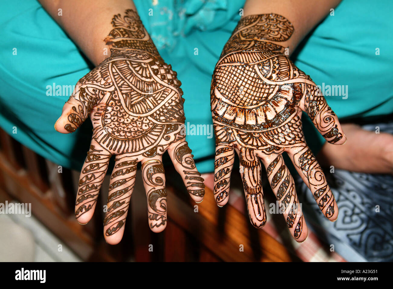 Sposa le mani decorate con hena un arte locale India Foto Stock
