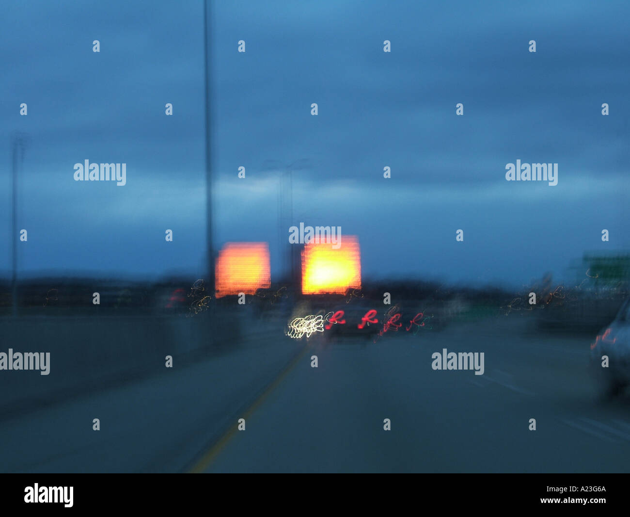 Edifici sembra essere sul fuoco a causa di impostazione di riflesso della luce del sole e le luci di ballo Foto Stock