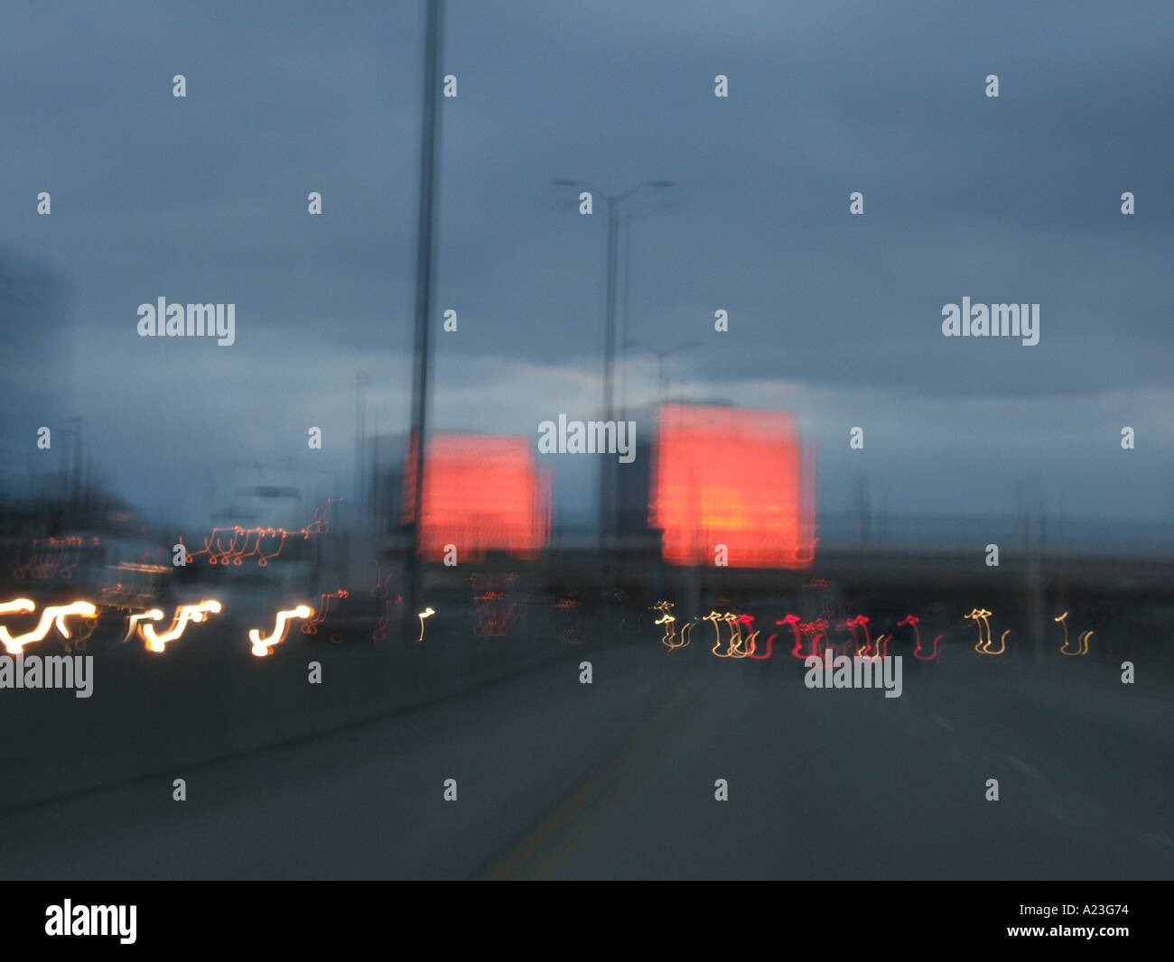 Edifici sul fuoco a causa di impostazione di riflesso della luce del sole e le luci di ballo Foto Stock