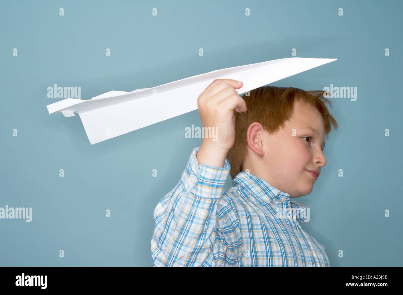 Ragazzo giocando con il piano della carta Foto Stock