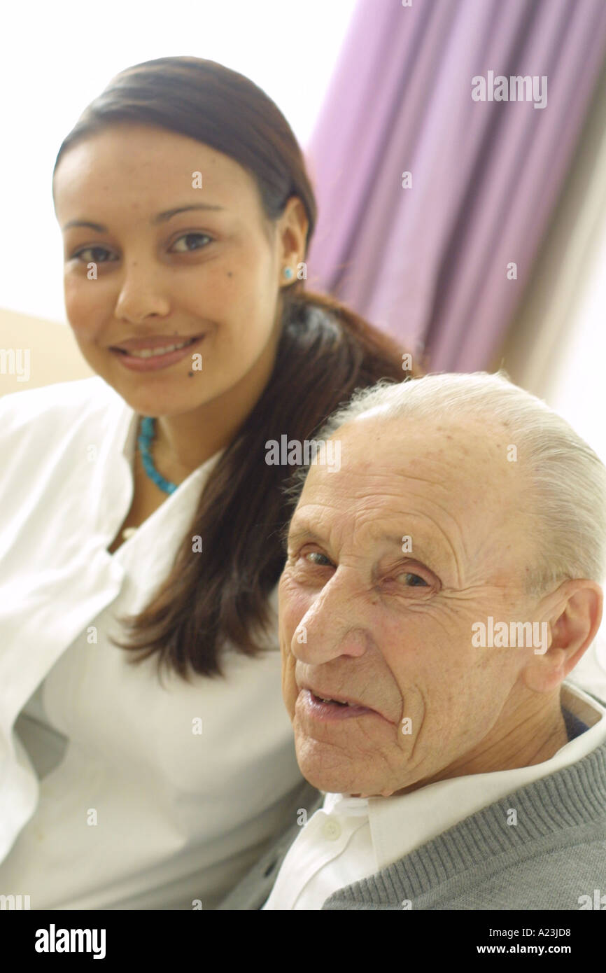 Ritratto di un uomo anziano presso la casa di cura con accompagnatore Foto Stock