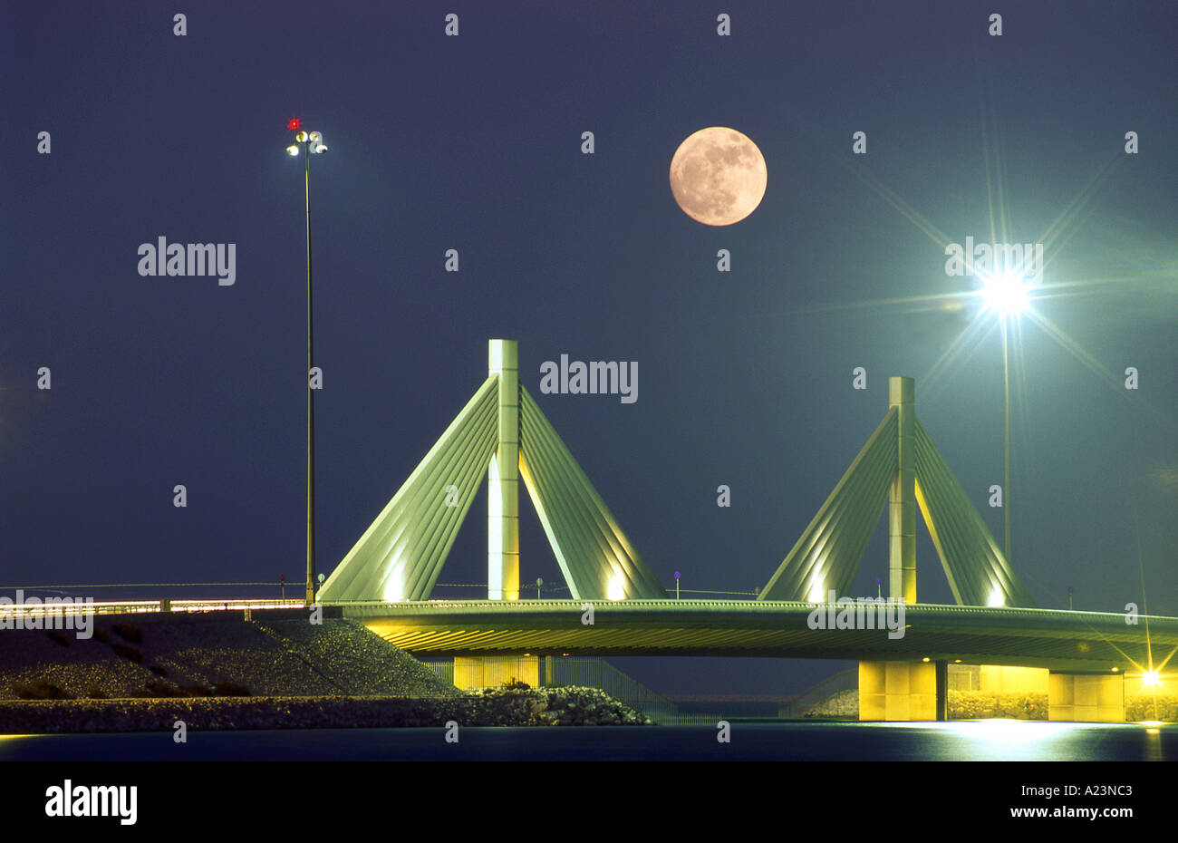Ponte King Faisal Causeway di notte, Manama, Bahrain, Golfo Persico, Medio Oriente Foto Stock