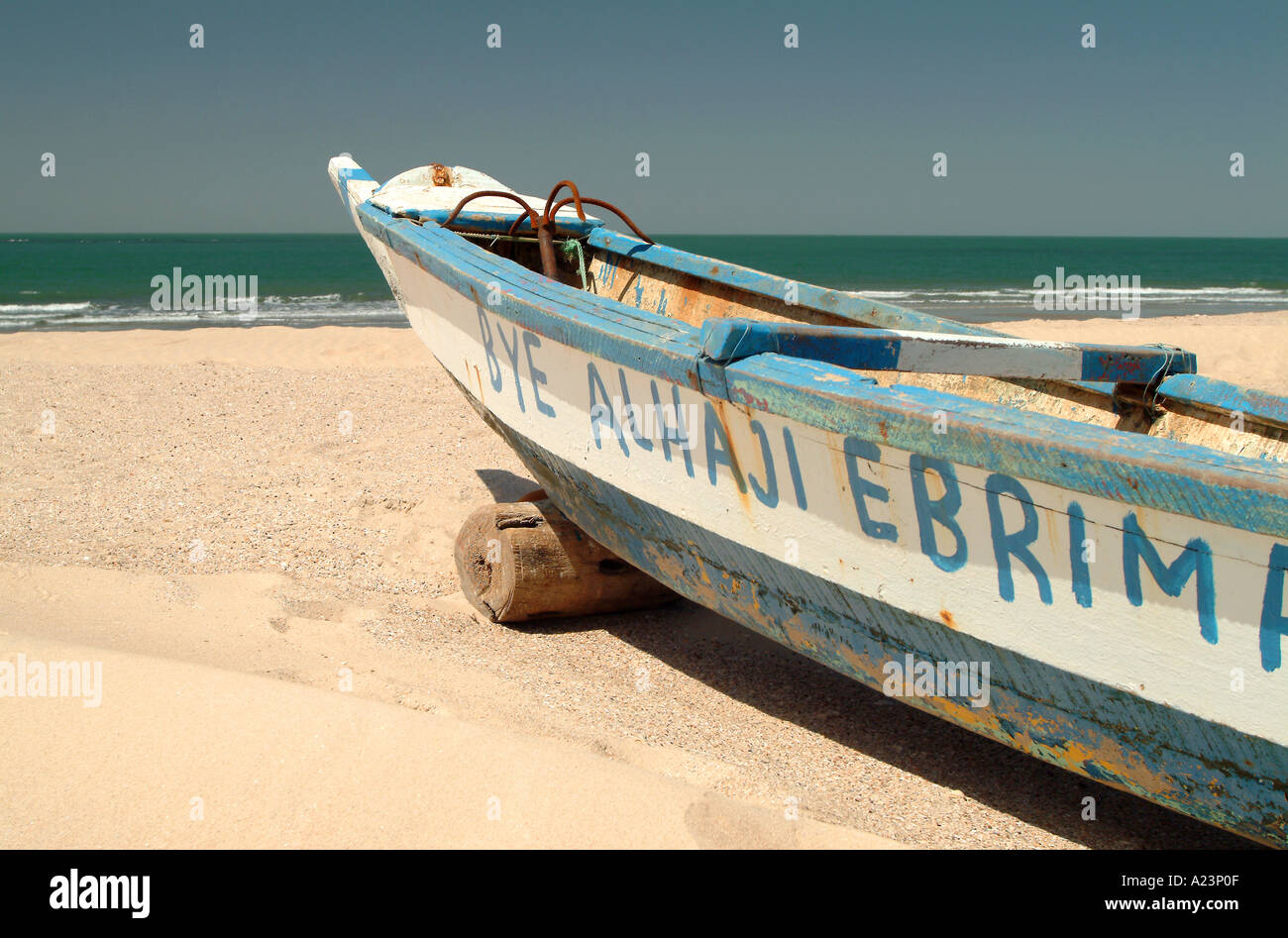 Gambiana barche da pesca sulla spiaggia vicino Kololi Senegambia Gambia Africa occidentale Foto Stock