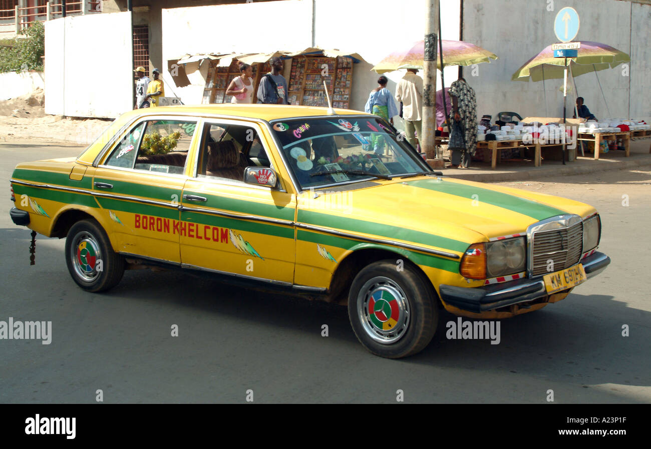 Un giallo e verde Taxi locali nella città di Banjul Banjul Gambia Africa occidentale Foto Stock