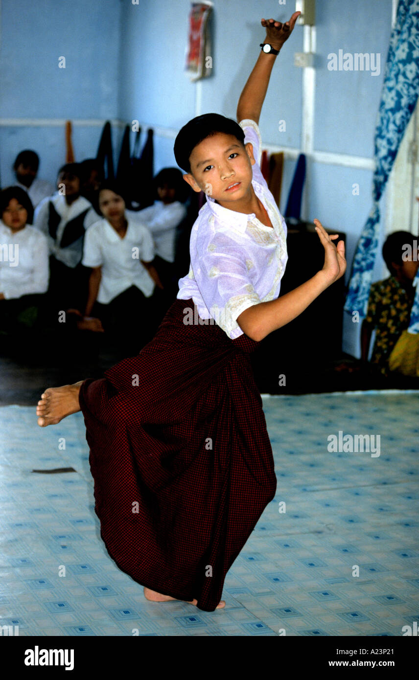 Ragazzo allievo mette in mostra la sua danza classica presso il National Dance Academy di Mandalay ,MYANMAR Birmania Foto Stock