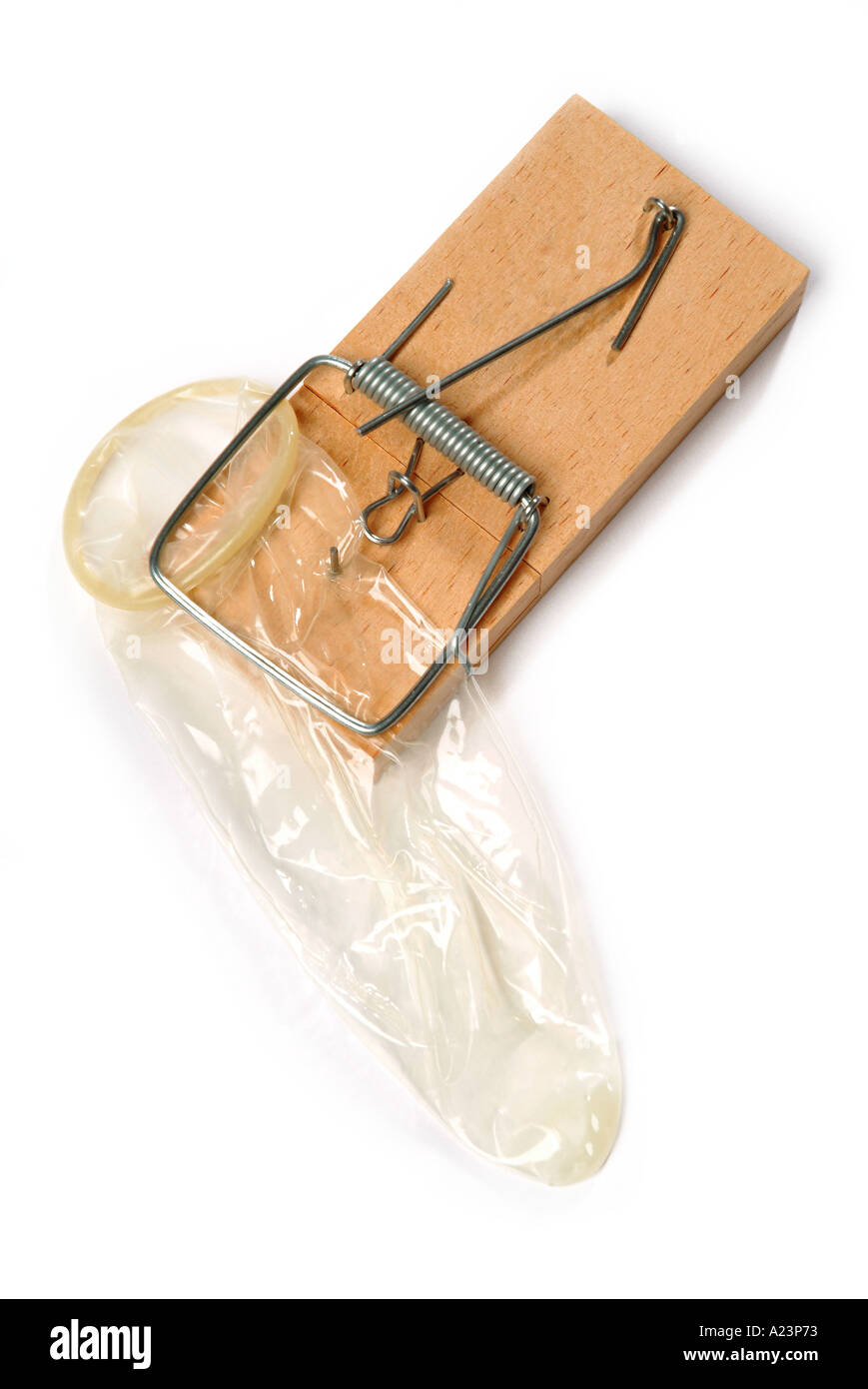 Il preservativo intrappolato in un mousetrap Foto Stock