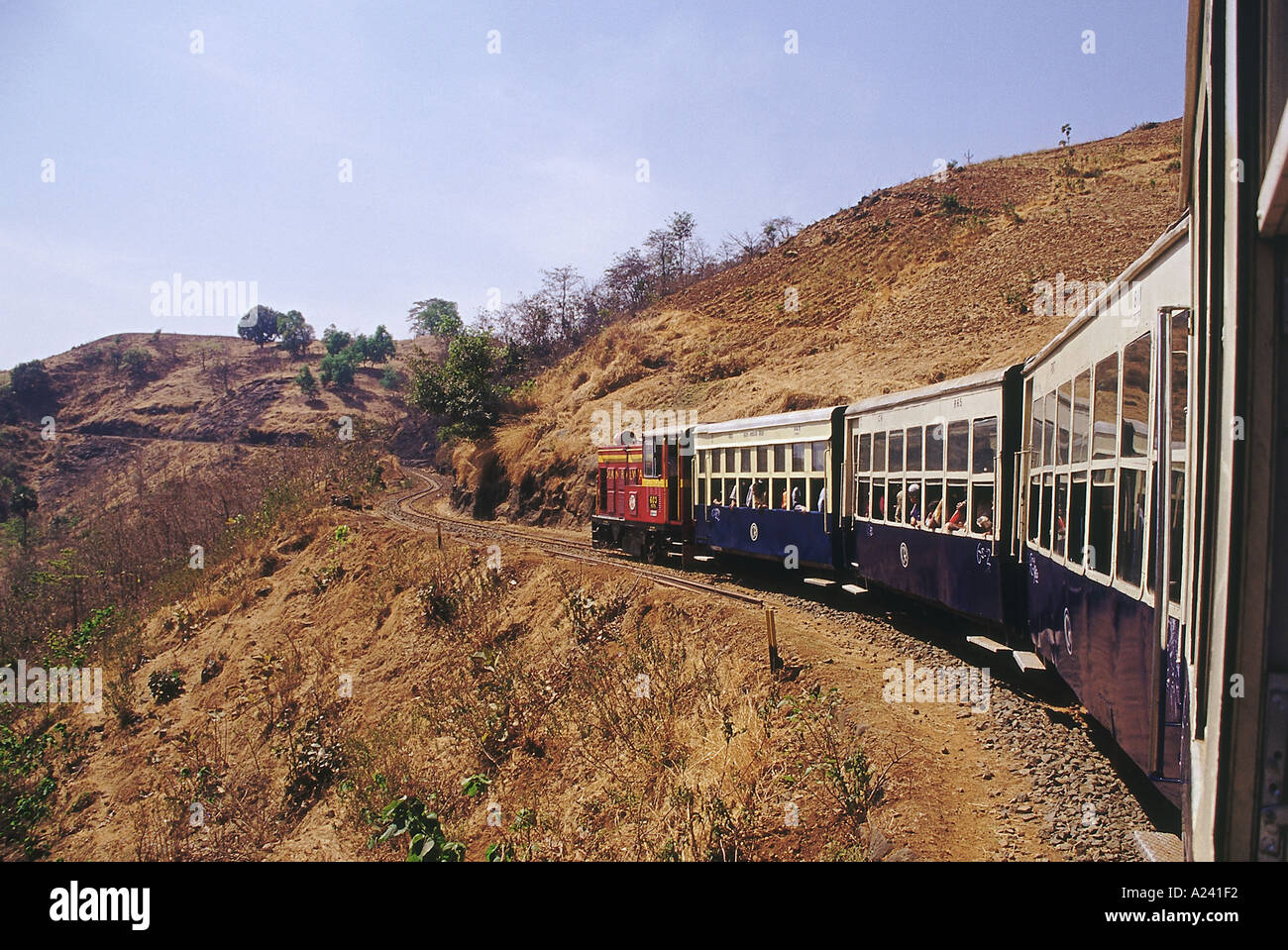 Mini treno sul suo viaggio da Neral a Matheran. Maharashtra, India. Foto Stock