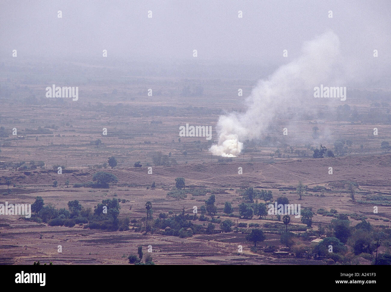 Il fumo di sigaretta visto dalla stazione della collina, Matheran. Maharashtra, India. Foto Stock