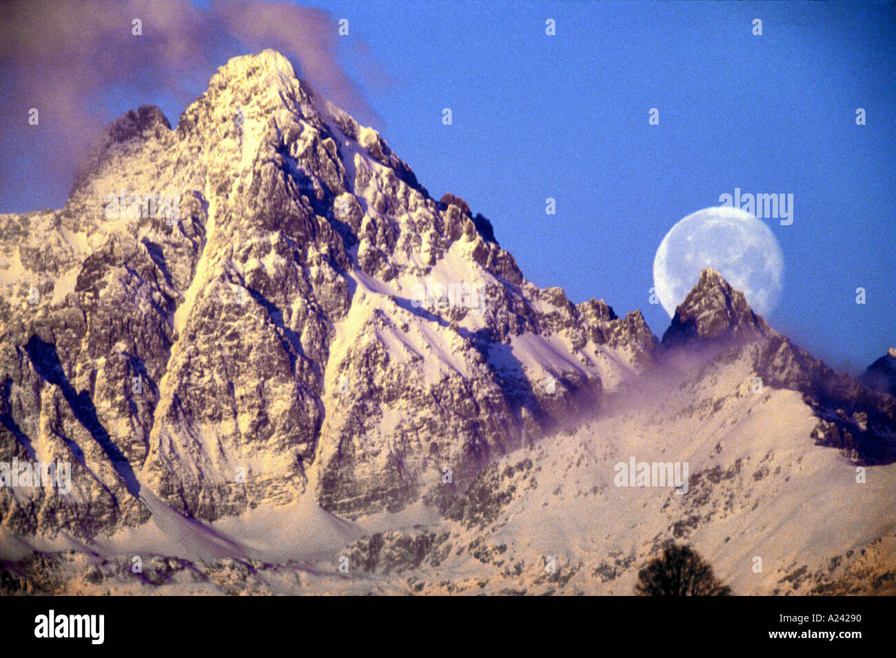 Monviso sotto la luna. Foto Stock