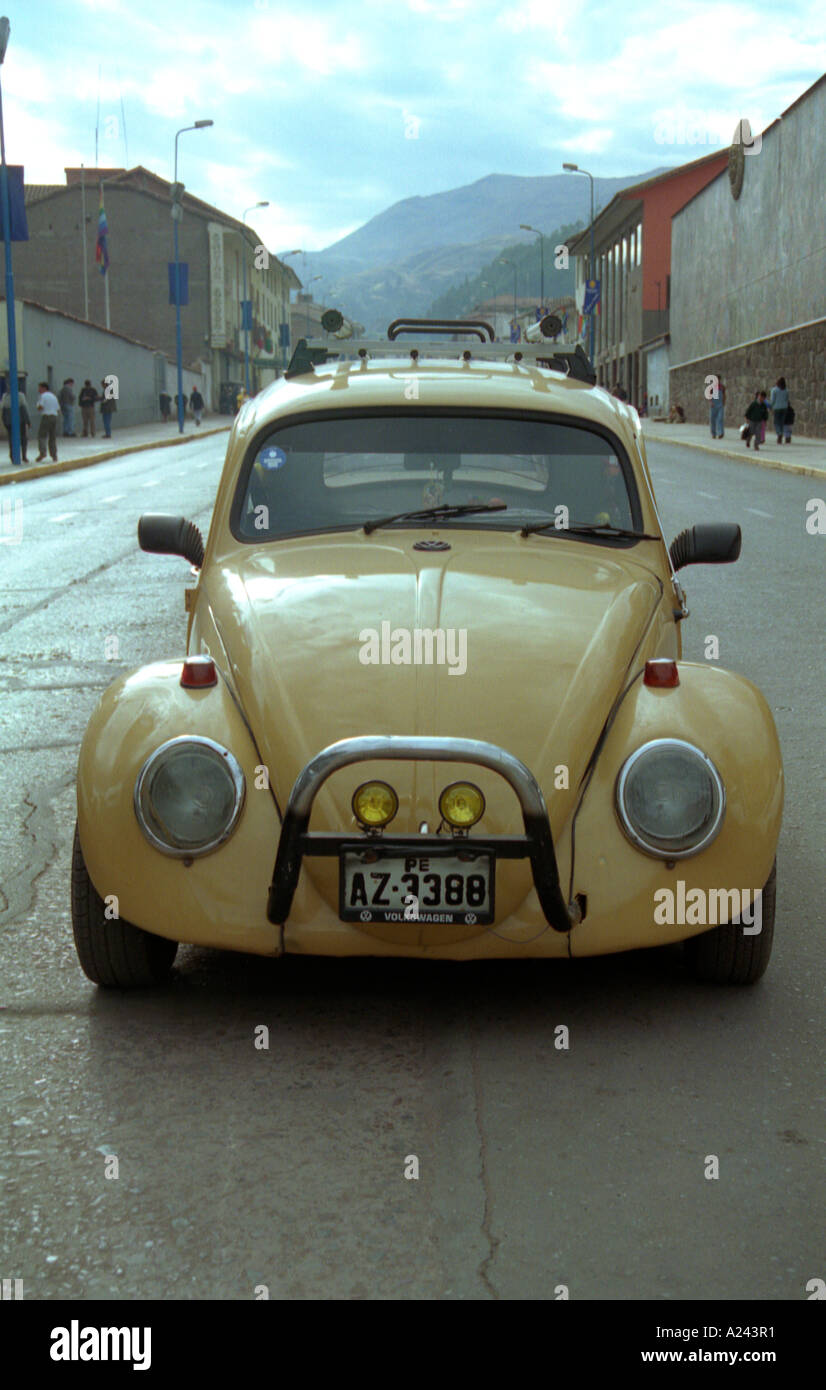 Beetle auto con llama bar nel Corpus Domini celebrazione Cuzco, Perù Foto Stock