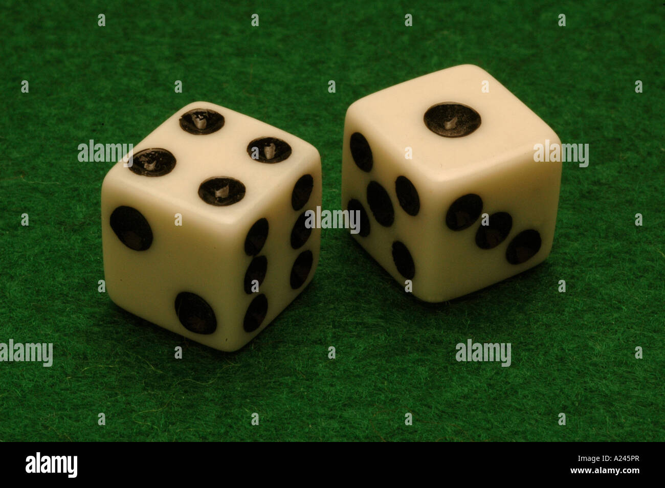 Dadi su un feltro verde tavolo da gioco Foto Stock