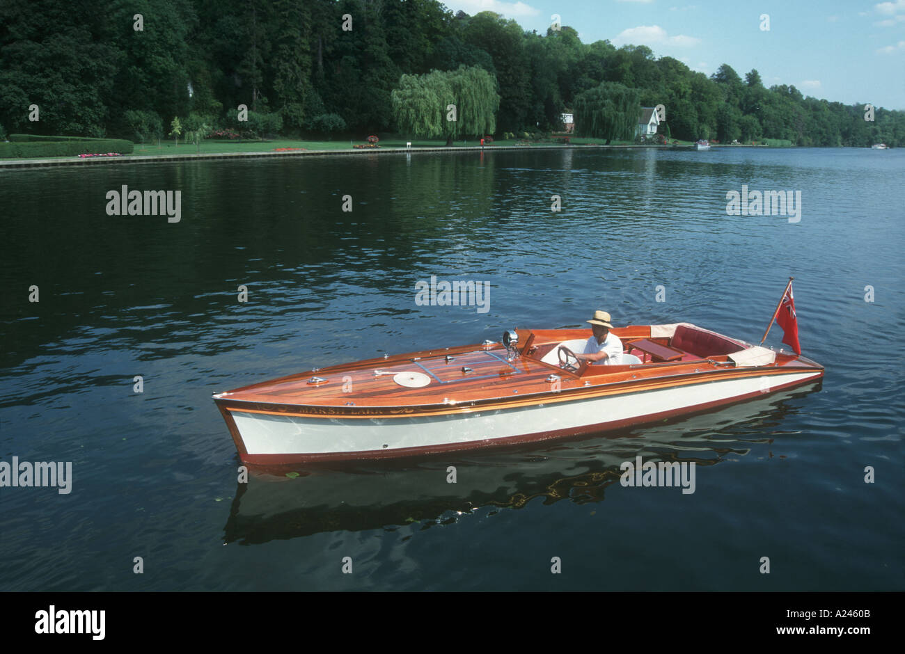 Un giovane in un elettrico alimentato pantofola lancio Fiume Tamigi Henley on Thames Oxfordshire England Regno Unito Foto Stock