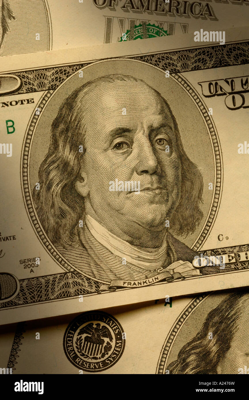 Close up di Benjamin Franklin su 100 bill banconota drammaticamente illuminati Foto Stock