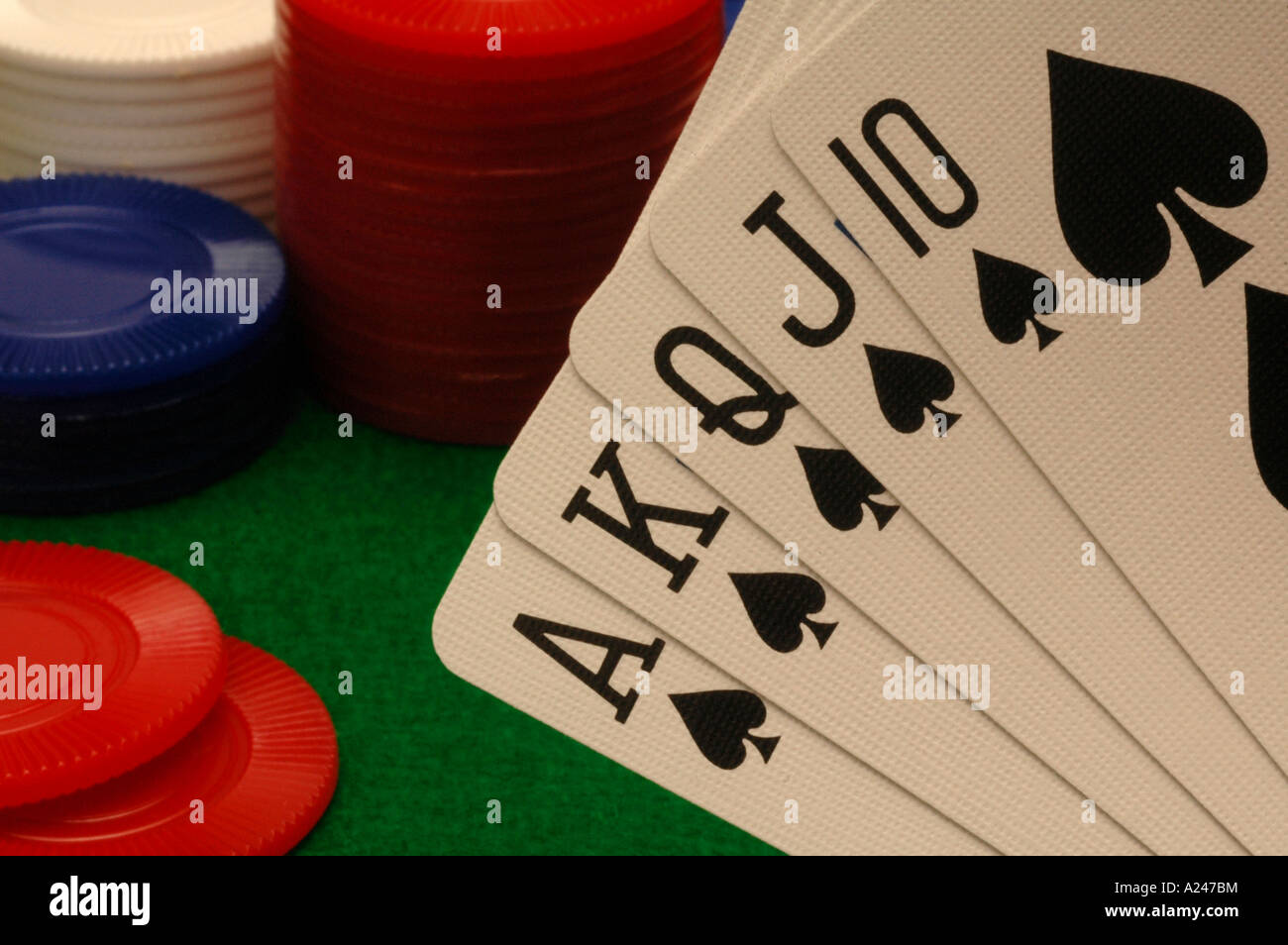 Carte e poker chips su un feltro verde tavolo da gioco Foto Stock