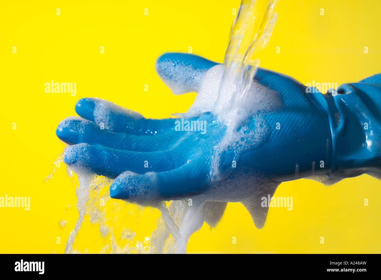 Parte in gomma blu guanto con sapone liquido per lavare i guanti protettivi  con detersivo liquido bolle Foto stock - Alamy