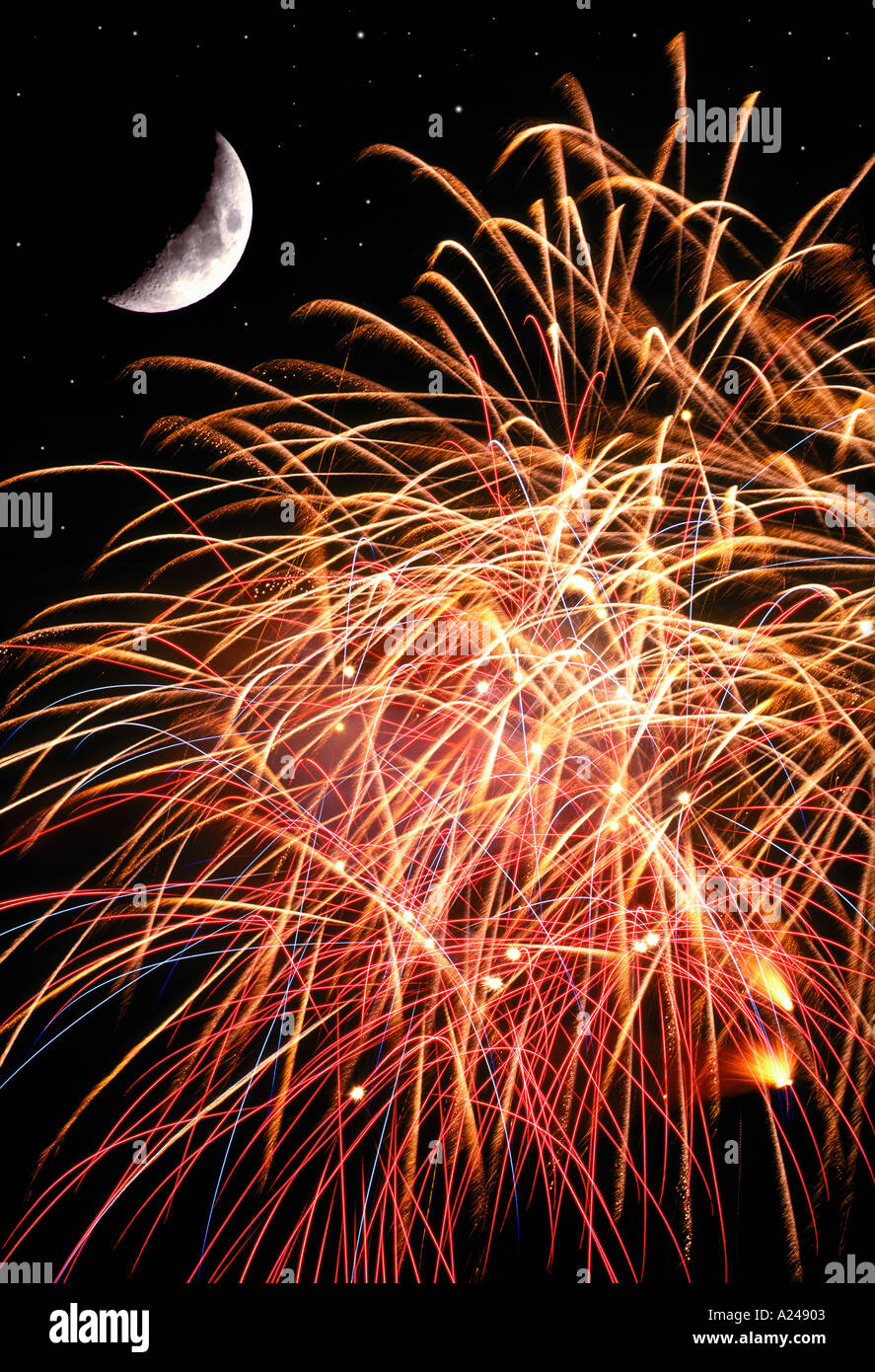 Fuochi d'artificio e la falce della luna nel cielo notturno Foto Stock