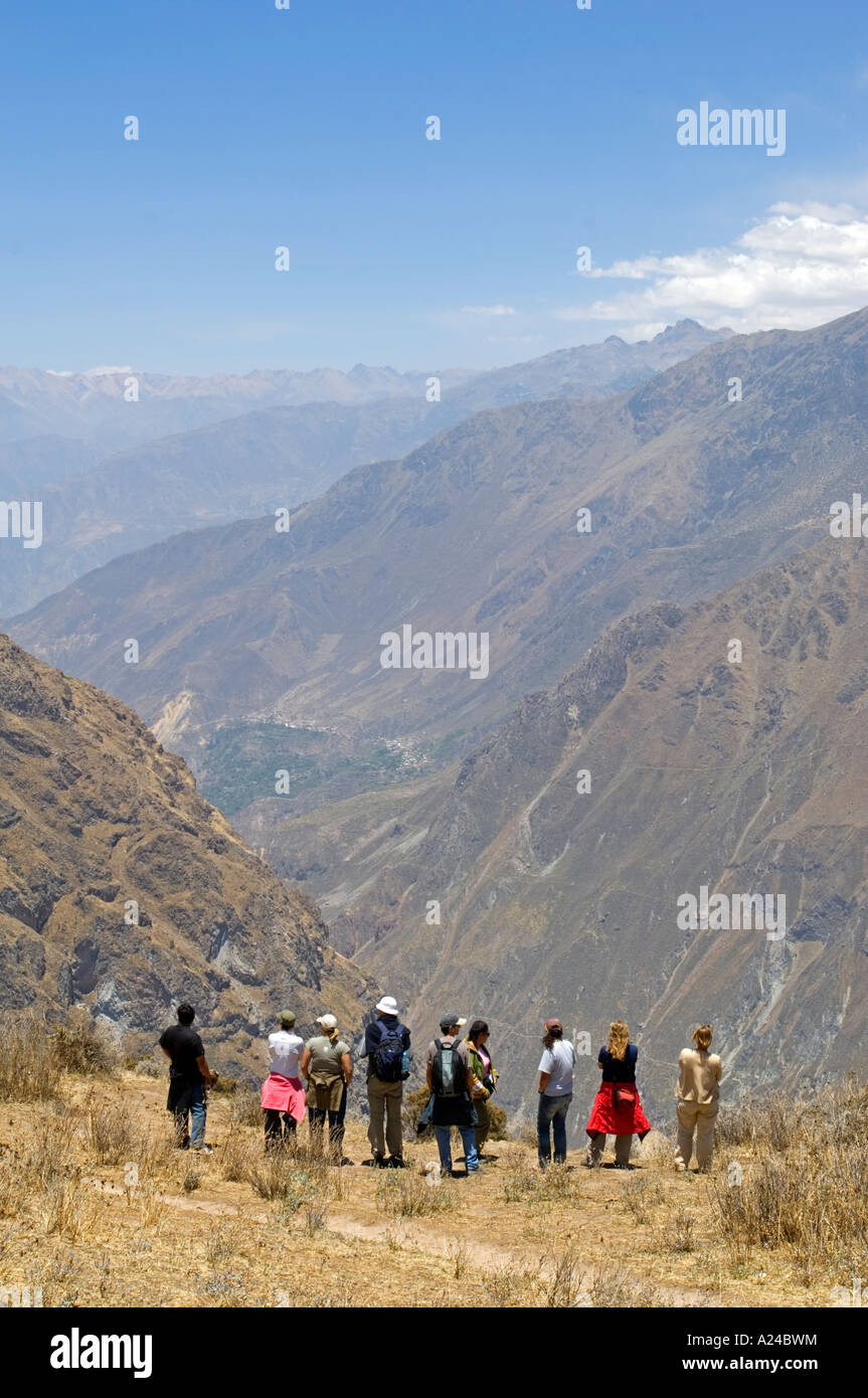 I turisti di stand e guardare nel timore di naturale bellezza al Canyon del Colca mentre cerca di condor. Foto Stock