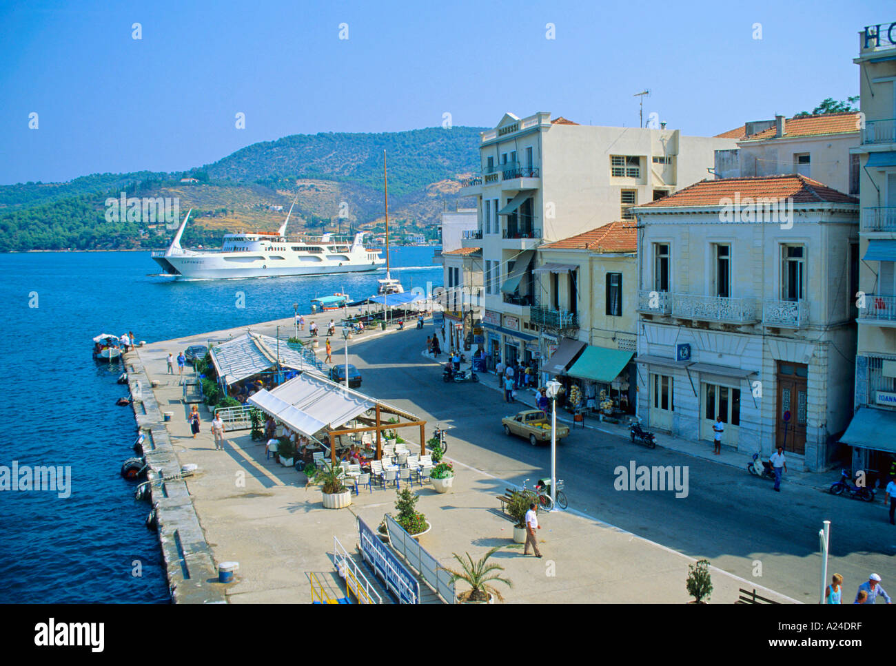 Ferry boat e waterfront Poros Grecia Foto Stock