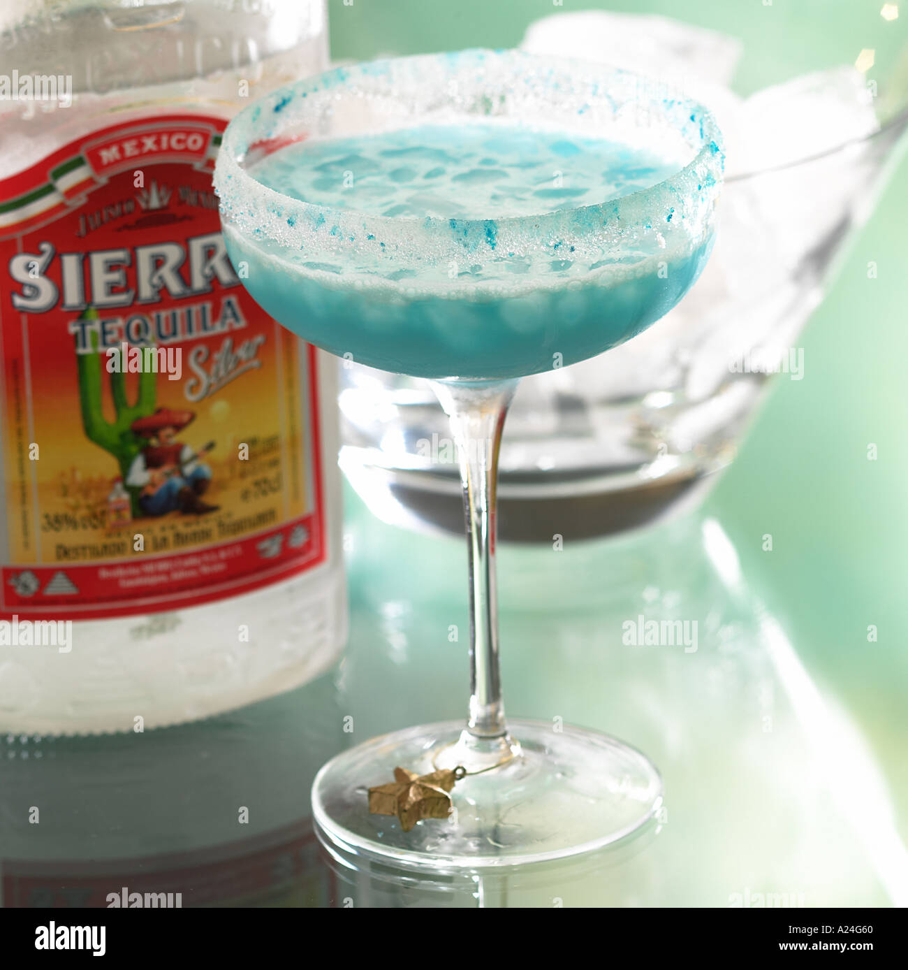 Cocktail Jack Frost Curacao Blu Crema di Tequila ghiaccio tritato parole chiave bere alcol liquore Foto Stock