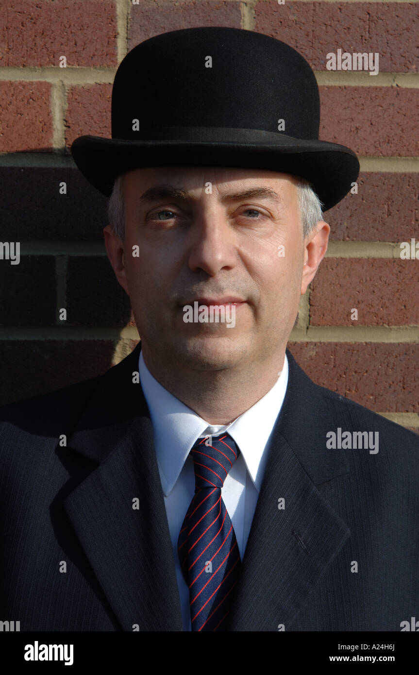 Ritratto di City gent. Tradizionale uomo d'affari britannico in cappello bowler Foto Stock